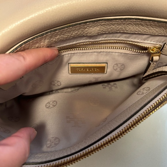 Tory Burch cross body hand bag. Perfect condition. Like new. With dust bag. - Picture 4 of 5